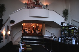 Eingangsbereich des Gatsby mit Bar und Blick auf das Restaurant © http://upload.wikimedia.org/wikipedia/commons/b/b2/Berkhamsted_rex_gatsby1.jpg