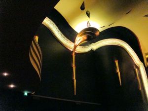 Wanddeko der FilmBühne Caligari © http://juergenfeldpusch-siemens.de/wiesbaden_gruesse/wiesbaden_10_dinge_caligari.jpg