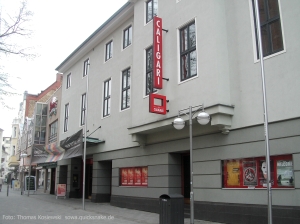 Fassade der Caligari FilmBühne © http://sowa.quicksnake.de/obrazky/sowa.quicksnake.de/goeast/caligari.jpg